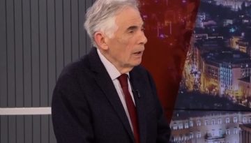&Omicron; &Pi;&epsilon;&lambda;&epsilon;&gamma;&rho;ί&nu;&eta;&sigmaf; &xi;&alpha;&nu;ά &sigma;&tau;&omicron;&hellip; &sigma;&alpha;&nu;ί&delta;&iota; &ndash; &laquo;&Theta;&epsilon;&alpha;&tau;&rho;&iota;&kappa;ό &sigma;ό&omicron;&upsilon;&raquo; &gamma;&iota;&alpha; &tau;&omicron;&nu; &Chi;. &Delta;&omicron;ύ&kappa;&alpha;