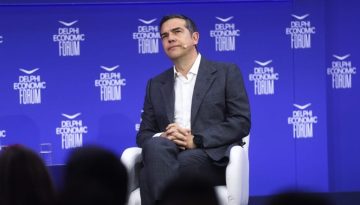 Ο Τσίπρας λέει ότι επιστρέφει για να υπάρξει σταθερότητα στη χώρα