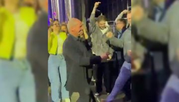 Ο Βαρουφάκης χορεύει στη Μόσχα με… Βαρουφάκη (βίντεο)