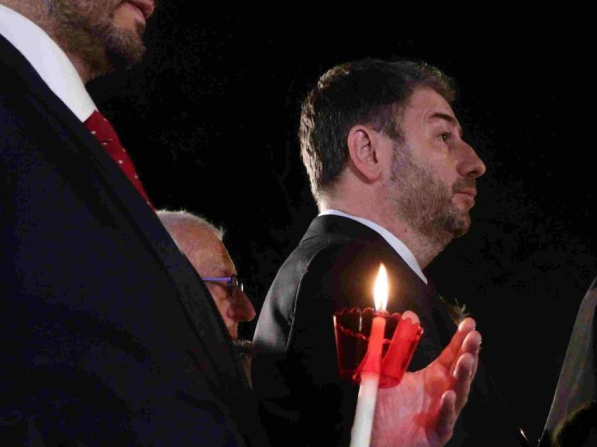 Ο Ανδρουλάκης έστειλε ευχές με τον γιο του κρατώντας ένα πράσινο… αυγό με το λογότυπο του ΠΑΣΟΚ