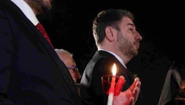 Ο Ανδρουλάκης έστειλε ευχές με τον γιο του κρατώντας ένα πράσινο… αυγό με το λογότυπο του ΠΑΣΟΚ