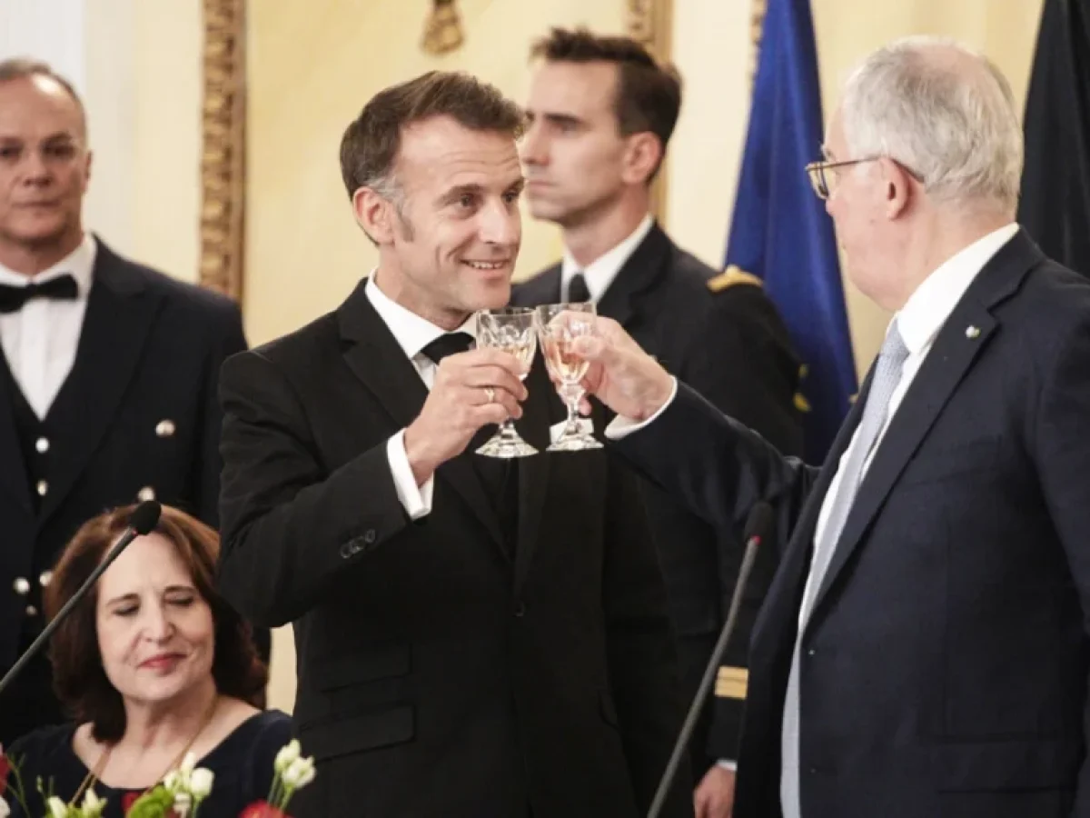 Όλα όσα έγιναν στο δείπνο για τον Μακρόν στο Προεδρικό: Το μενού, τα χαμόγελα και οι πολιτικές και επιχειρηματικές παρουσ