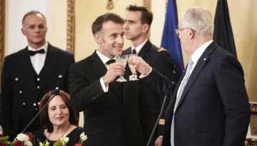 Όλα όσα έγιναν στο δείπνο για τον Μακρόν στο Προεδρικό: Το μενού, τα χαμόγελα και οι πολιτικές και επιχειρηματικές παρουσ