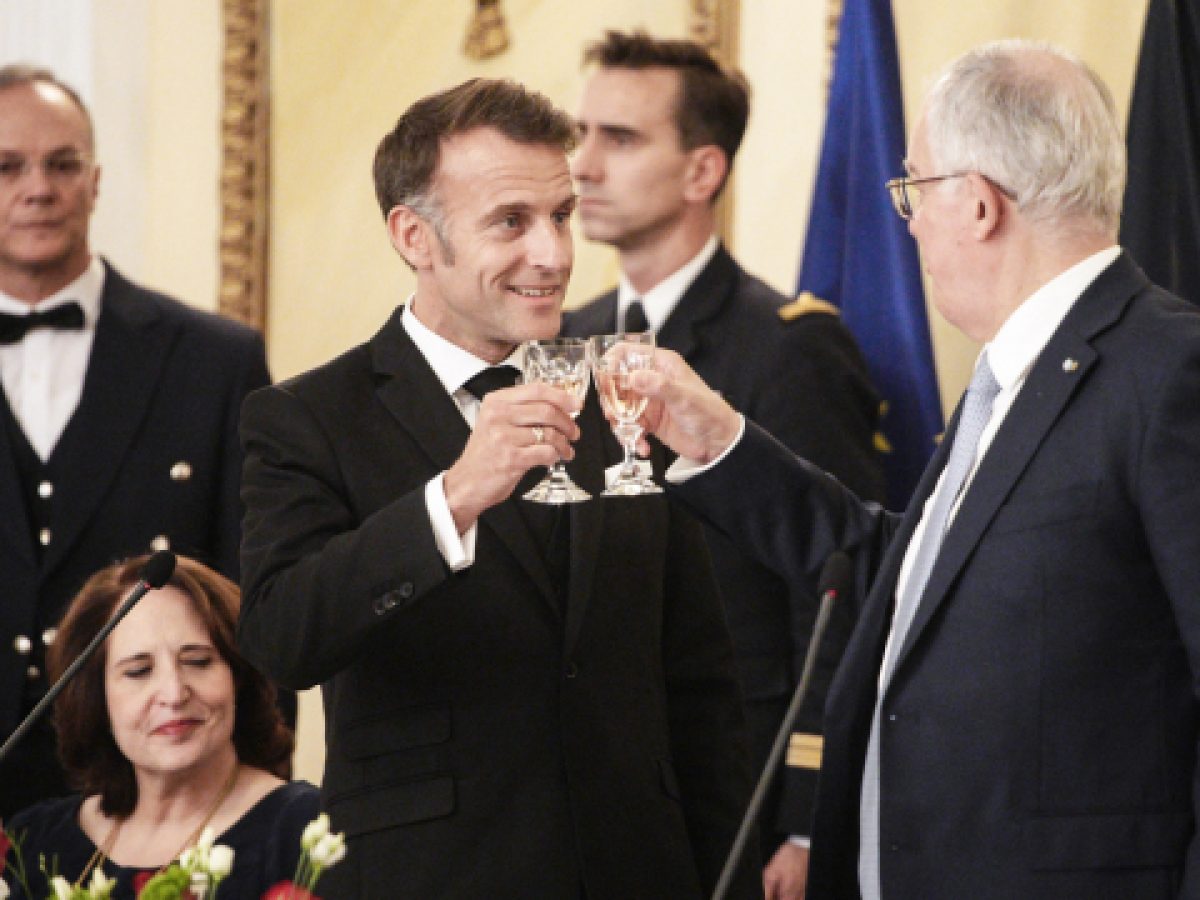 Όλα όσα έγιναν στο δείπνο για τον Μακρόν στο Προεδρικό: Το μενού, τα χαμόγελα και οι πολιτικές και επιχειρηματικές παρουσ