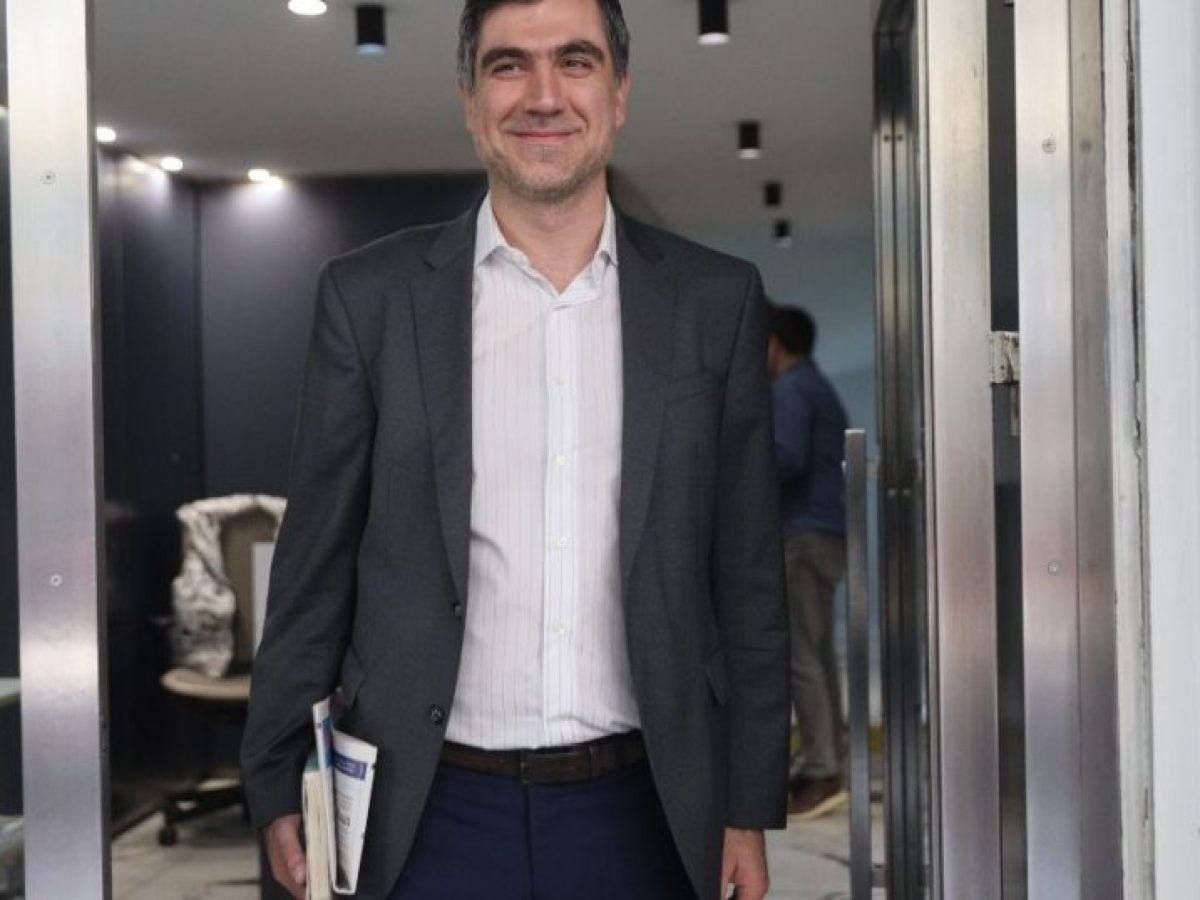 &Omicron;&Pi;&Epsilon;&Kappa;&Epsilon;&Pi;&Epsilon;: &Gamma;&lambda;&alpha;&beta;ί&nu;&alpha;&sigmaf; &ndash; &laquo;&Tau;&epsilon;&rho;ά&sigma;&tau;&iota;&omicron; &pi;&omicron;&lambda;&iota;&tau;&iota;&kappa;ό &theta;έ&mu;&alpha;, &nu;&alpha; &mu;&eta;&nu; &epsilon;&pi;&alpha;&nu;&alpha;&lambda;&eta;&phi;&theta;&omicron;ύ&nu; &phi;&alpha;&iota;&nu;ό&mu;&epsilon;&nu;&alpha; &Beta;&omicron;&rho;ί&delta;&eta; &kappa;&alpha;&iota; &Alpha;&upsilon;&gamma;&epsilon;&nu;ά&kappa;&eta;&raquo;