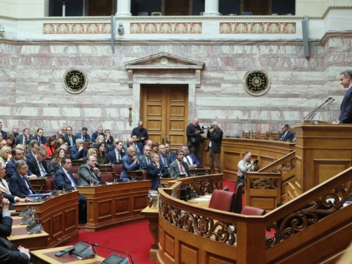 ΟΠΕΚΕΠΕ: Οι βουλευτές της ΝΔ ψέλνουν τα «12 Ευαγγέλια» στο Μέγαρο Μαξίμου