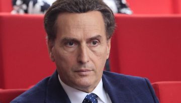 &laquo;&Omicron;ύ&tau;&epsilon; &upsilon;&pi;&epsilon;&rho;&beta;&omicron;&lambda;ή &ndash; &Omicron;ύ&tau;&epsilon; &tau;&alpha;&chi;ύ&tau;&eta;&tau;&alpha;&raquo;: Έ&xi;&alpha;&lambda;&lambda;&omicron;&iota; &Chi;&rho;&upsilon;&sigma;&omicron;&chi;&omicron;ΐ&delta;&eta;&sigmaf; &kappa;&alpha;&iota; &Epsilon;&Lambda;&Alpha;&Sigma; &mu;&epsilon; &Delta;&eta;&mu;&eta;&tau;&rho;&alpha;&kappa;ό&pi;&omicron;&upsilon;&lambda;&omicron;