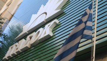 &Pi;&Alpha;&Sigma;&Omicron;&Kappa;: &Tau;&omicron; &sigma;&kappa;ά&nu;&delta;&alpha;&lambda;&omicron; &tau;&omicron;&upsilon; &Omicron;&Pi;&Epsilon;&Kappa;&Epsilon;&Pi;&Epsilon; έ&chi;&epsilon;&iota; &phi;&alpha;&rho;&delta;&iota;ά &pi;&lambda;&alpha;&tau;&iota;ά &tau;&eta;&nu; &upsilon;&pi;&omicron;&gamma;&rho;&alpha;&phi;ή &tau;&eta;&sigmaf; &Nu;έ&alpha;&sigmaf; &Delta;&eta;&mu;&omicron;&kappa;&rho;&alpha;&tau;ί&alpha;&sigmaf;