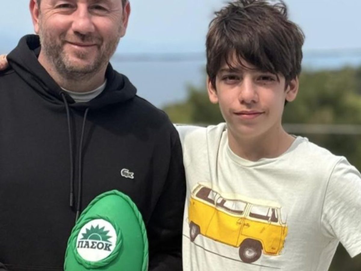 Πασχαλινές ευχές με «πράσινο» αυγό μοιράστηκε ο Ανδρουλάκης με τον γιο του