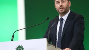 Πασχαλινές ευχές με «πράσινο» αυγό μοιράστηκε ο Ανδρουλάκης με τον γιο του