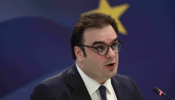 Πετάει για τις ΗΠΑ ο Πιερρακάκης για τις συνεδριάσεις του ΔΝΤ και των G7