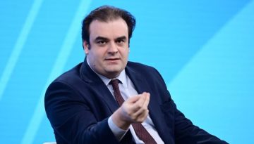 Πιερρακάκης: Υπαρκτός ο κίνδυνος επιβράδυνσης της παγκόσμιας οικονομίας