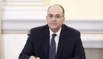 «Πόλεμος» Λαζαρίδη – ΠΑΣΟΚ για τα προσόντα του υφυπουργού: «Λειτουργείτε ως ουρά του Πολάκη και του Κασσελάκη», «Ο Μητσοτ
