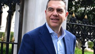 &Pi;&omicron;&lambda;&iota;&tau;&iota;&kappa;ό &laquo;&gamma;&kappa;ά&zeta;&iota;&raquo; &alpha;&pi;ό &tau;&omicron;&nu; &Alpha;&lambda;έ&xi;&eta; &Tau;&sigma;ί&pi;&rho;&alpha;: &Omicron;&iota; &Delta;&epsilon;&lambda;&phi;&omicron;ί &kappa;&alpha;&iota; &tau;&alpha; &epsilon;&pi;ό&mu;&epsilon;&nu;&alpha; &beta;ή&mu;&alpha;&tau;&alpha;