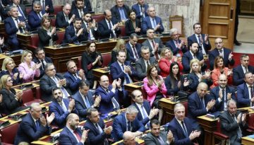 &Pi;&omicron;&lambda;&iota;&tau;&iota;&kappa;ό &laquo;&tau;&sigma;&omicron;&upsilon;&nu;ά&mu;&iota;&raquo; &omicron; &Omicron;&Pi;&Epsilon;&Kappa;&Epsilon;&Pi;&Epsilon; &ndash; 27 &beta;&omicron;&upsilon;&lambda;&epsilon;&upsilon;&tau;έ&sigmaf; &tau;&eta;&sigmaf; &Nu;&Delta; &sigma;&tau;&omicron; &sigma;&tau;ό&chi;&alpha;&sigma;&tau;&rho;&omicron;, &mu;&epsilon;&tau;&alpha;&xi;ύ &tau;&omicron;&upsilon;&sigmaf; &epsilon;&nu;&nu;&iota;ά &upsilon;&pi;&omicron;&upsilon;&rho;&gamma;&omicron;ί &kappa;&alpha;&iota; &upsilon;&phi;&upsilon;&pi;&omicron;&upsilon;&rho;&gamma;&omicron;ί