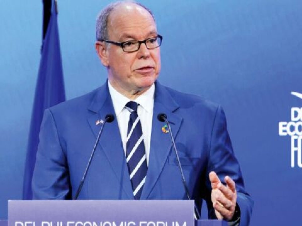 Πρίγκιπας Αλβέρτος: Μίλησε στο Φόρουμ των Δελφών φορώντας καρφίτσα στο πέτο με τη σημαία της Ελλάδας και του Μονακό (Εικό