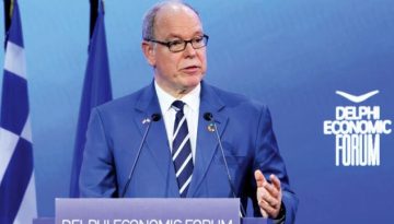 Πρίγκιπας Αλβέρτος: Μίλησε στο Φόρουμ των Δελφών φορώντας καρφίτσα στο πέτο με τη σημαία της Ελλάδας και του Μονακό (Εικό