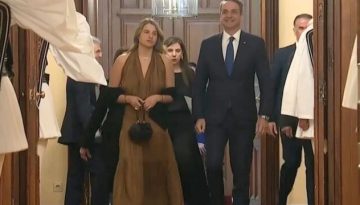Προεδρικό Μέγαρο: Η κόρη του, Δάφνη στο πλευρό του Κυριάκου Μητσοτάκη για το δείπνο προς τιμήν του Εμανουέλ και της Μπριζ