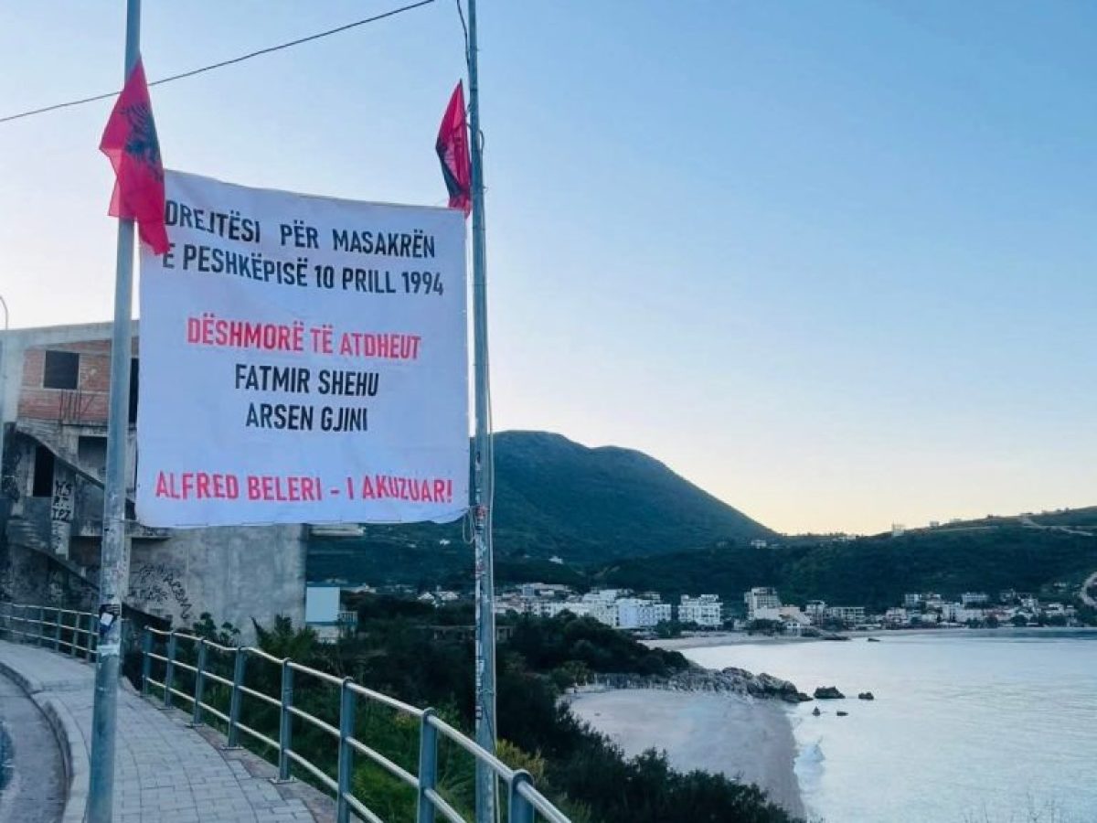 Πρόκληση στη Χειμάρα με πανό κατά του Φρέντη Μπελέρη – Καταγγελίες για απραξία της αλβανικής αστυνομίας