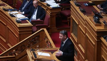 Πρόωρες εκλογές: Η κυβέρνηση Μητσοτάκη κλείνει το μάτι στο ΠΑΣΟΚ να καταθέσει πρόταση μομφής