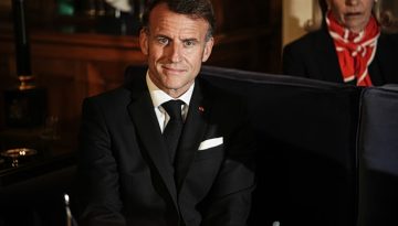 &Sigma;&epsilon; &phi;&rho;&epsilon;&gamma;ά&tau;&alpha; &laquo;&Kappa;ί&mu;&omega;&nu;&raquo; &kappa;&alpha;&iota; &Mu;έ&gamma;&alpha;&rho;&omicron; &Mu;&alpha;&xi;ί&mu;&omicron;&upsilon; &omicron; &Mu;&alpha;&kappa;&rho;ό&nu; &ndash; &Tau;&alpha; &mu;&eta;&nu;ύ&mu;&alpha;&tau;&alpha; &pi;&omicron;&upsilon; έ&sigma;&tau;&epsilon;&iota;&lambda;&epsilon; &alpha;&pi;ό &tau;&eta;&nu; &Alpha;&theta;ή&nu;&alpha;