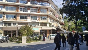 &Sigma;έ&rho;&rho;&epsilon;&sigmaf;: &laquo;&Delta;&epsilon;&nu; &upsilon;&pi;ά&rho;&chi;&epsilon;&iota; &Nu;έ&alpha; &Delta;&eta;&mu;&omicron;&kappa;&rho;&alpha;&tau;ί&alpha; &chi;&omega;&rho;ί&sigmaf; &Kappa;&alpha;&rho;&alpha;&mu;&alpha;&nu;&lambda;ή&raquo;