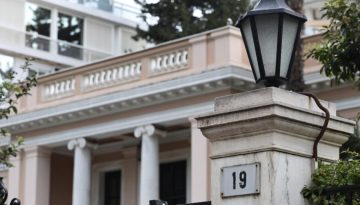 Σφοδρή επίθεση Μαξίμου στο ΠΑΣΟΚ μετά την πρόταση για σύσταση Εξεταστικής Επιτροπής – Ανησυχία στη ΝΔ για τις δημοσκοπήσε