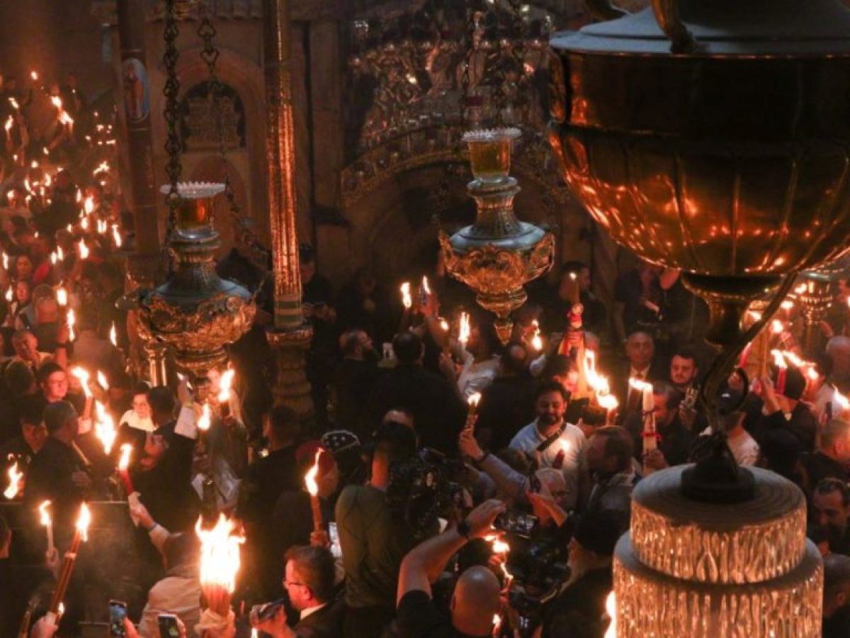 Σήμερα «κλειδώνουν» οι αποφάσεις για τη μεταφορά του Αγίου Φωτός – Ποια σενάρια βρίσκονται στο τραπέζι