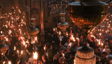 Σήμερα «κλειδώνουν» οι αποφάσεις για τη μεταφορά του Αγίου Φωτός – Ποια σενάρια βρίσκονται στο τραπέζι