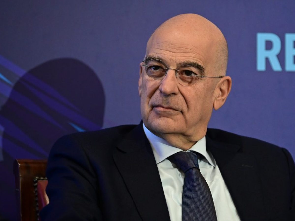 Συμφωνία Δένδια με ΕΤΕπ: Ενεργειακή αναβάθμιση στρατοπέδων και εξοικονόμηση 17,2 εκατ. ευρώ