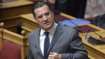 &Sigma;&upsilon;&nu;&epsilon;&chi;ί&zeta;&epsilon;&tau;&alpha;&iota; &eta; &kappa;ό&nu;&tau;&rho;&alpha; &Pi;&alpha;&Sigma;&omicron;&Kappa;-Ά&delta;&omega;&nu;&iota; &Gamma;&epsilon;&omega;&rho;&gamma;&iota;ά&delta;&eta; &ndash; &laquo;&Tau;ώ&rho;&alpha; &theta;&upsilon;&mu;ή&theta;&eta;&kappa;&epsilon;&hellip;&tau;&omicron; &Pi;ά&sigma;&chi;&alpha; &omicron; &rho;&omicron;&upsilon;&sigma;&phi;&epsilon;&tau;ά&kappa;&iota;&alpha;&sigmaf; &upsilon;&pi;&omicron;&upsilon;&rho;&gamma;ό&sigmaf; &gamma;&iota;&alpha; &nu;&alpha; &xi;&epsilon;&phi;ύ&gamma;&epsilon;&iota;&raquo;