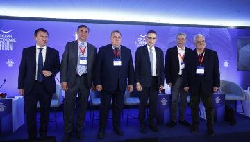 &Sigma;&upsilon;&nu;&tau;&alpha;&gamma;&mu;&alpha;&tau;&iota;&kappa;ή &Alpha;&nu;&alpha;&theta;&epsilon;ώ&rho;&eta;&sigma;&eta;: &Epsilon;ί&nu;&alpha;&iota; &eta; &alpha;&pi;ά&nu;&tau;&eta;&sigma;&eta; &sigma;&tau;&eta;&nu; &kappa;&rho;ί&sigma;&eta; &epsilon;&mu;&pi;&iota;&sigma;&tau;&omicron;&sigma;ύ&nu;&eta;&sigmaf; &pi;&rho;&omicron;&sigmaf; &tau;&omicron;&upsilon;&sigmaf; &theta;&epsilon;&sigma;&mu;&omicron;ύ&sigmaf;;