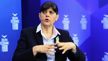 &Sigma;&Upsilon;&Rho;&Iota;&Zeta;&Alpha; &gamma;&iota;&alpha; &delta;&eta;&lambda;ώ&sigma;&epsilon;&iota;&sigmaf; &Kappa;&omicron;&beta;έ&sigma;&iota;: &Eta; &kappa;&upsilon;&beta;έ&rho;&nu;&eta;&sigma;&eta; &Mu;&eta;&tau;&sigma;&omicron;&tau;ά&kappa;&eta; έ&chi;&epsilon;&iota; &beta;&upsilon;&theta;ί&sigma;&epsilon;&iota; &tau;&eta; &chi;ώ&rho;&alpha; &sigma;&tau;&eta; &delta;&iota;&alpha;&phi;&theta;&omicron;&rho;ά &kappa;&alpha;&iota; &sigma;&tau;&eta;&nu; &alpha;&nu;&upsilon;&pi;&omicron;&lambda;&eta;&psi;ί&alpha;
