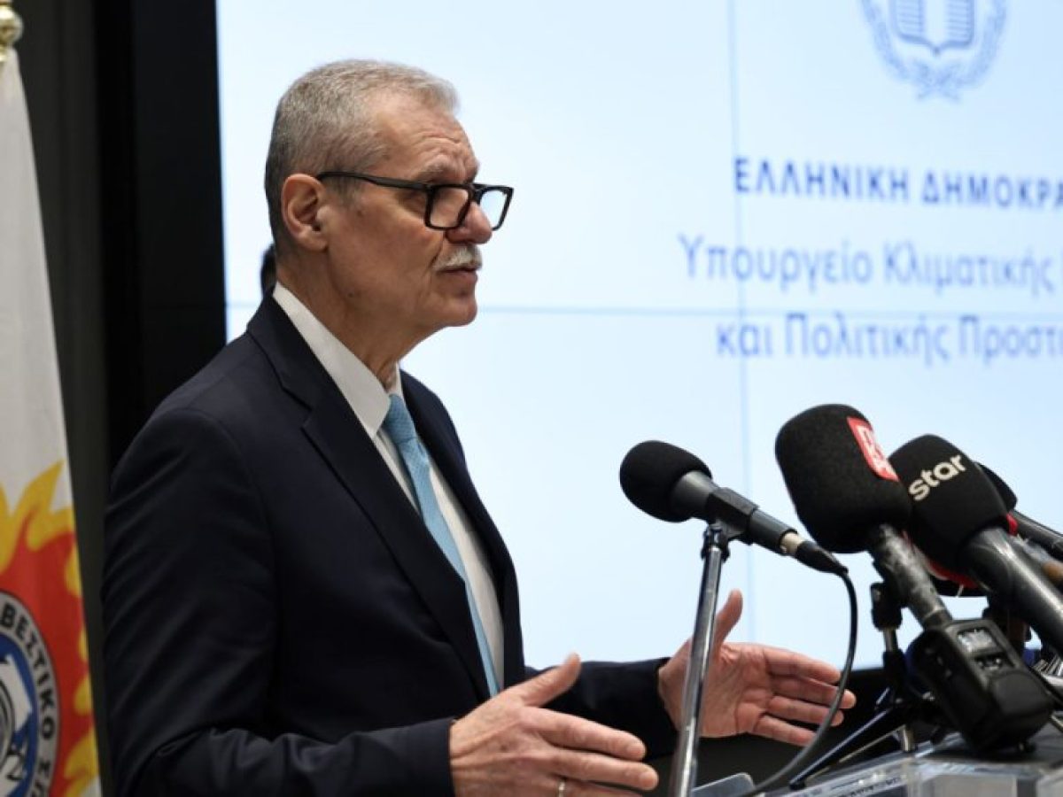 Σύσκεψη για την αντιπυρική περίοδο με τον υπουργό Κλιματικής Κρίσης και Πολιτικής Προστασίας στη Λάρισα