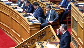 Στη σκιά της περιπέτειας υγείας του Γιώργου Μυλωνάκη η σύγκρουση Μητσοτάκη – Ανδρουλάκη στη Βουλή – Η πρόταση για αναβολή