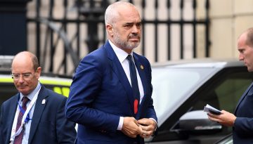 &Sigma;&tau;&eta;&nu; &Epsilon;&lambda;&lambda;ά&delta;&alpha; &omicron; &Rho;ά&mu;&alpha; &tau;&eta;&nu; &Tau;&rho;ί&tau;&eta;