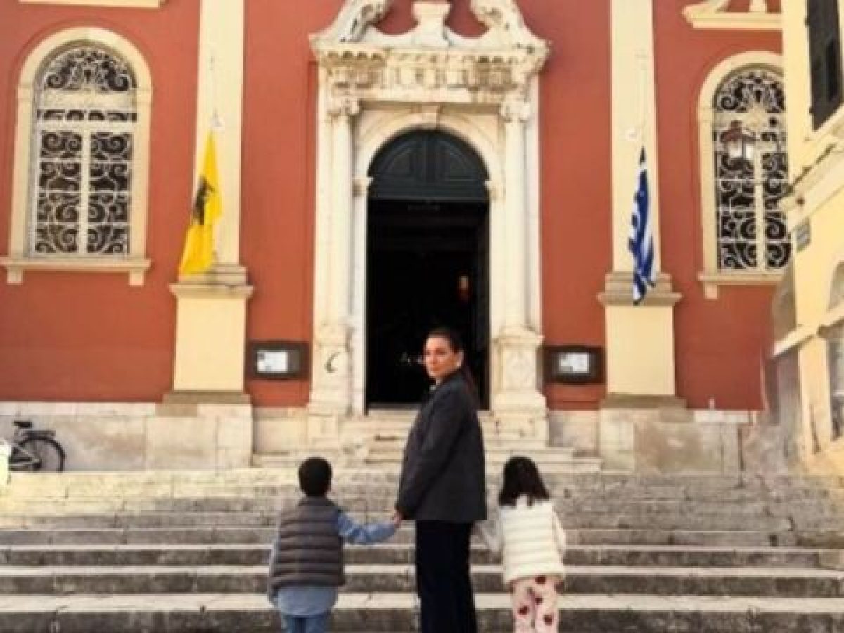 Στην Κέρκυρα με τα δίδυμα παιδιά της για το Πάσχα η Όλγα Κεφαλογιάννη