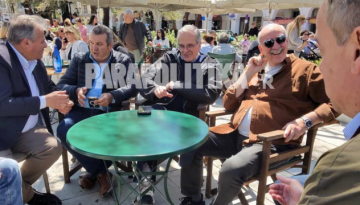 Στην Πύλο ο Αντώνης Σαμαράς για το Πάσχα: Η συνάντηση και η χαλαρή κουβέντα με Μεϊμαράκη και Χρυσομάλλη στην πλατεία (Εικ