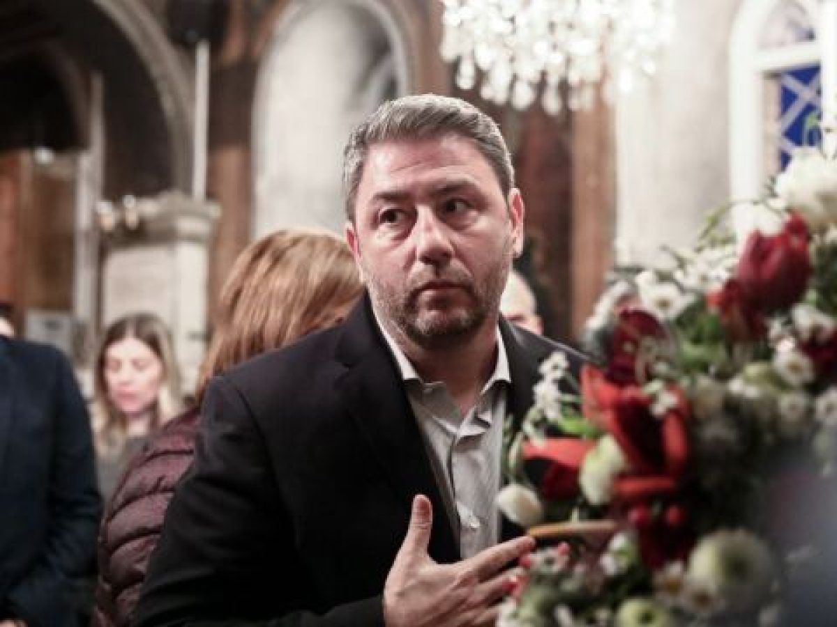 Στην Πλάκα για την περιφορά του Επιταφίου ο Νίκος Ανδρουλάκης (Eικόνες)