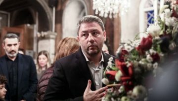 Στην Πλάκα για την περιφορά του Επιταφίου ο Νίκος Ανδρουλάκης (Eικόνες)