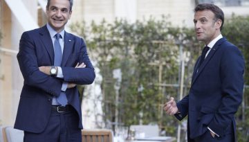 &Sigma;&tau;&iota;&sigmaf; 24 &Alpha;&pi;&rho;&iota;&lambda;ί&omicron;&upsilon; &eta; &epsilon;&pi;ί&sigma;&kappa;&epsilon;&psi;&eta; &Mu;&alpha;&kappa;&rho;ό&nu; &sigma;&tau;&eta;&nu; &Alpha;&theta;ή&nu;&alpha; &ndash; &Eta; &alpha;&nu;&alpha;&kappa;&omicron;ί&nu;&omega;&sigma;&eta; &tau;&omicron;&upsilon; &Epsilon;&lambda;&iota;&zeta;έ