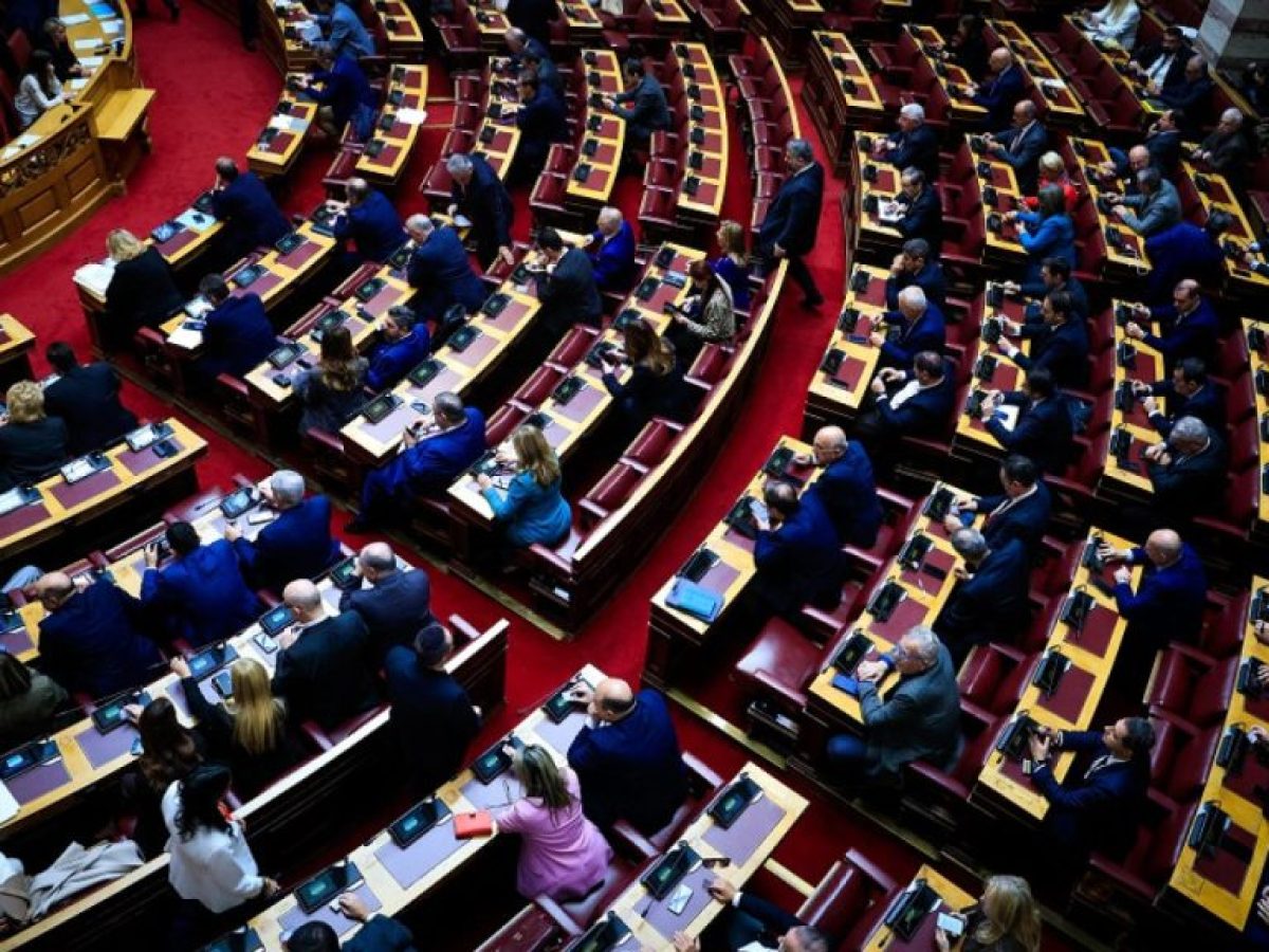 Στις επάλξεις για την αυριανή αντιπαράθεση στη Βουλή