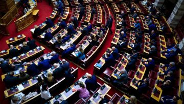Στις επάλξεις για την αυριανή αντιπαράθεση στη Βουλή