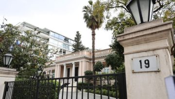 Στο προσκήνιο η συνταγματική αναθεώρηση – Κυβερνητική αντεπίθεση με φόντο τη σκανδαλολογία