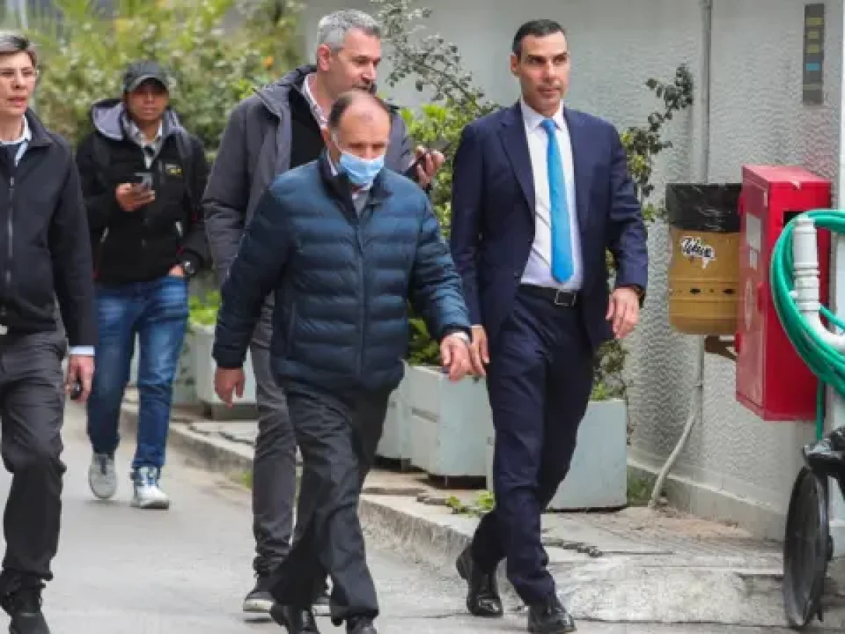 Στον Ευαγγελισμό φίλοι και συνεργάτες του Γιώργου Μυλωνάκη που νοσηλεύεται στη ΜΕΘ (Εικόνες  Βίντεο)