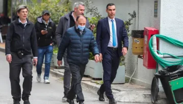 Στον Ευαγγελισμό φίλοι και συνεργάτες του Γιώργου Μυλωνάκη που νοσηλεύεται στη ΜΕΘ (Εικόνες  Βίντεο)