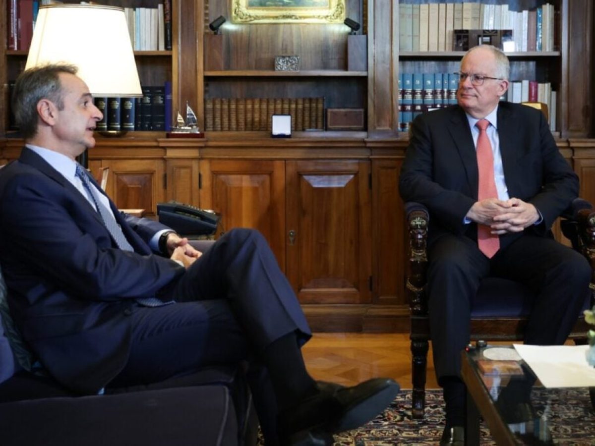 Στον Τασούλα ο Μητσοτάκης: «Μήπως έπρεπε να πούμε bonjour;» και μια αναδρομή σε Ανδρέα Παπανδρέου για το χρέος