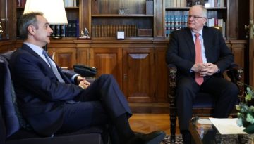Στον Τασούλα ο Μητσοτάκης: «Μήπως έπρεπε να πούμε bonjour;» και μια αναδρομή σε Ανδρέα Παπανδρέου για το χρέος