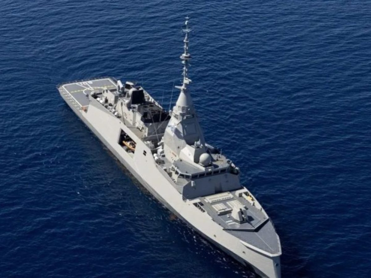 Στρατηγική επίδειξη ισχύος στον Πειραιά: Η φρεγάτα “ΚΙΜΩΝ” με Μητσοτάκη και Μακρόν