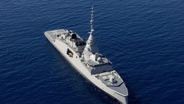 Στρατηγική επίδειξη ισχύος στον Πειραιά: Η φρεγάτα “ΚΙΜΩΝ” με Μητσοτάκη και Μακρόν